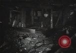 Standbild Sowjetische Bergleute bewegen Chunks von Kohle auf Förderbändern Russland, 1941, aus Sekunde 12 historischem Filmmaterial Videoclip 65675040193