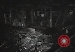 Standbild Sowjetische Bergleute bewegen Chunks von Kohle auf Förderbändern Russland, 1941, aus Sekunde 13 historischem Filmmaterial Videoclip 65675040193
