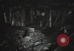 Standbild Sowjetische Bergleute bewegen Chunks von Kohle auf Förderbändern Russland, 1941, aus Sekunde 14 historischem Filmmaterial Videoclip 65675040193
