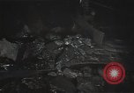 Standbild Sowjetische Bergleute bewegen Chunks von Kohle auf Förderbändern Russland, 1941, aus Sekunde 16 historischem Filmmaterial Videoclip 65675040193