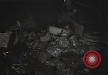 Standbild Sowjetische Bergleute bewegen Chunks von Kohle auf Förderbändern Russland, 1941, aus Sekunde 17 historischem Filmmaterial Videoclip 65675040193