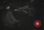 Standbild Sowjetische Bergleute bewegen Chunks von Kohle auf Förderbändern Russland, 1941, aus Sekunde 18 historischem Filmmaterial Videoclip 65675040193