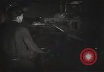 Standbild Sowjetische Bergleute bewegen Chunks von Kohle auf Förderbändern Russland, 1941, aus Sekunde 19 historischem Filmmaterial Videoclip 65675040193