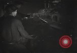 Standbild Sowjetische Bergleute bewegen Chunks von Kohle auf Förderbändern Russland, 1941, aus Sekunde 20 historischem Filmmaterial Videoclip 65675040193