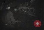 Standbild Sowjetische Bergleute bewegen Chunks von Kohle auf Förderbändern Russland, 1941, aus Sekunde 21 historischem Filmmaterial Videoclip 65675040193