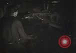Standbild Sowjetische Bergleute bewegen Chunks von Kohle auf Förderbändern Russland, 1941, aus Sekunde 22 historischem Filmmaterial Videoclip 65675040193