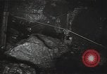 Standbild Sowjetische Bergleute bewegen Chunks von Kohle auf Förderbändern Russland, 1941, aus Sekunde 24 historischem Filmmaterial Videoclip 65675040193