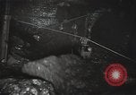 Standbild Sowjetische Bergleute bewegen Chunks von Kohle auf Förderbändern Russland, 1941, aus Sekunde 25 historischem Filmmaterial Videoclip 65675040193