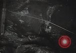 Standbild Sowjetische Bergleute bewegen Chunks von Kohle auf Förderbändern Russland, 1941, aus Sekunde 27 historischem Filmmaterial Videoclip 65675040193