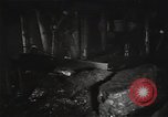 Standbild Sowjetische Bergleute bewegen Chunks von Kohle auf Förderbändern Russland, 1941, aus Sekunde 28 historischem Filmmaterial Videoclip 65675040193