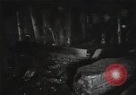 Standbild Sowjetische Bergleute bewegen Chunks von Kohle auf Förderbändern Russland, 1941, aus Sekunde 30 historischem Filmmaterial Videoclip 65675040193