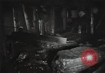 Standbild Sowjetische Bergleute bewegen Chunks von Kohle auf Förderbändern Russland, 1941, aus Sekunde 31 historischem Filmmaterial Videoclip 65675040193