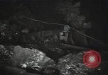 Standbild Sowjetische Bergleute bewegen Chunks von Kohle auf Förderbändern Russland, 1941, aus Sekunde 34 historischem Filmmaterial Videoclip 65675040193