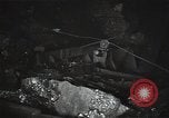 Standbild Sowjetische Bergleute bewegen Chunks von Kohle auf Förderbändern Russland, 1941, aus Sekunde 36 historischem Filmmaterial Videoclip 65675040193