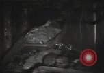 Standbild Sowjetische Bergleute bewegen Chunks von Kohle auf Förderbändern Russland, 1941, aus Sekunde 37 historischem Filmmaterial Videoclip 65675040193