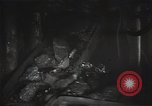 Standbild Sowjetische Bergleute bewegen Chunks von Kohle auf Förderbändern Russland, 1941, aus Sekunde 39 historischem Filmmaterial Videoclip 65675040193