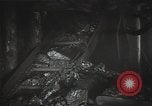 Standbild Sowjetische Bergleute bewegen Chunks von Kohle auf Förderbändern Russland, 1941, aus Sekunde 40 historischem Filmmaterial Videoclip 65675040193