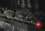 Standbild Sowjetische Bergleute bewegen Chunks von Kohle auf Förderbändern Russland, 1941, aus Sekunde 41 historischem Filmmaterial Videoclip 65675040193