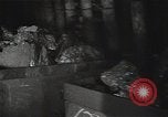 Standbild Sowjetische Bergleute bewegen Chunks von Kohle auf Förderbändern Russland, 1941, aus Sekunde 42 historischem Filmmaterial Videoclip 65675040193