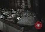 Standbild Sowjetische Bergleute bewegen Chunks von Kohle auf Förderbändern Russland, 1941, aus Sekunde 43 historischem Filmmaterial Videoclip 65675040193