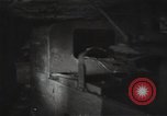 Standbild Sowjetische Bergleute bewegen Chunks von Kohle auf Förderbändern Russland, 1941, aus Sekunde 45 historischem Filmmaterial Videoclip 65675040193