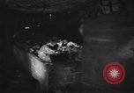 Standbild Sowjetische Bergleute bewegen Chunks von Kohle auf Förderbändern Russland, 1941, aus Sekunde 46 historischem Filmmaterial Videoclip 65675040193