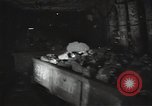 Standbild Sowjetische Bergleute bewegen Chunks von Kohle auf Förderbändern Russland, 1941, aus Sekunde 47 historischem Filmmaterial Videoclip 65675040193