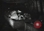 Standbild Sowjetische Bergleute bewegen Chunks von Kohle auf Förderbändern Russland, 1941, aus Sekunde 48 historischem Filmmaterial Videoclip 65675040193