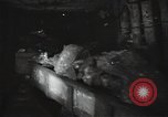 Standbild Sowjetische Bergleute bewegen Chunks von Kohle auf Förderbändern Russland, 1941, aus Sekunde 49 historischem Filmmaterial Videoclip 65675040193