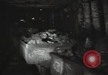 Standbild Sowjetische Bergleute bewegen Chunks von Kohle auf Förderbändern Russland, 1941, aus Sekunde 50 historischem Filmmaterial Videoclip 65675040193