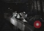 Standbild Sowjetische Bergleute bewegen Chunks von Kohle auf Förderbändern Russland, 1941, aus Sekunde 51 historischem Filmmaterial Videoclip 65675040193