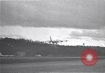 Immagine di YB-49 e B-52 Muroc California USA, 1952, secondo 28 filmato di repertorio 65675040232