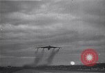 Immagine di YB-49 e B-52 Muroc California USA, 1952, secondo 40 filmato di repertorio 65675040232