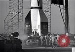 Standbild amerikanischen V2-Rakete Cocoa Florida USA, 1950, aus Sekunde 10 historischem Filmmaterial Videoclip 65675040235