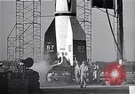 Standbild amerikanischen V2-Rakete Cocoa Florida USA, 1950, aus Sekunde 12 historischem Filmmaterial Videoclip 65675040235