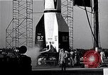 Standbild amerikanischen V2-Rakete Cocoa Florida USA, 1950, aus Sekunde 13 historischem Filmmaterial Videoclip 65675040235