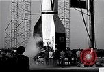 Standbild amerikanischen V2-Rakete Cocoa Florida USA, 1950, aus Sekunde 14 historischem Filmmaterial Videoclip 65675040235