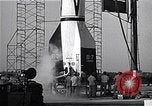 Standbild amerikanischen V2-Rakete Cocoa Florida USA, 1950, aus Sekunde 15 historischem Filmmaterial Videoclip 65675040235
