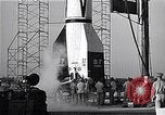 Standbild amerikanischen V2-Rakete Cocoa Florida USA, 1950, aus Sekunde 16 historischem Filmmaterial Videoclip 65675040235