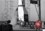 Standbild amerikanischen V2-Rakete Cocoa Florida USA, 1950, aus Sekunde 18 historischem Filmmaterial Videoclip 65675040235
