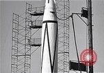 Standbild amerikanischen V2-Rakete Cocoa Florida USA, 1950, aus Sekunde 21 historischem Filmmaterial Videoclip 65675040235