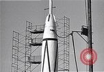 Standbild amerikanischen V2-Rakete Cocoa Florida USA, 1950, aus Sekunde 22 historischem Filmmaterial Videoclip 65675040235