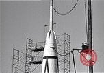 Standbild amerikanischen V2-Rakete Cocoa Florida USA, 1950, aus Sekunde 23 historischem Filmmaterial Videoclip 65675040235