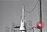 Standbild amerikanischen V2-Rakete Cocoa Florida USA, 1950, aus Sekunde 25 historischem Filmmaterial Videoclip 65675040235