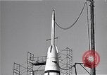 Standbild amerikanischen V2-Rakete Cocoa Florida USA, 1950, aus Sekunde 26 historischem Filmmaterial Videoclip 65675040235