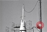 Standbild amerikanischen V2-Rakete Cocoa Florida USA, 1950, aus Sekunde 30 historischem Filmmaterial Videoclip 65675040235