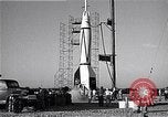 Standbild amerikanischen V2-Rakete Cocoa Florida USA, 1950, aus Sekunde 33 historischem Filmmaterial Videoclip 65675040235