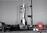 Standbild amerikanischen V2-Rakete Cocoa Florida USA, 1950, aus Sekunde 34 historischem Filmmaterial Videoclip 65675040235
