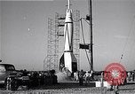 Standbild amerikanischen V2-Rakete Cocoa Florida USA, 1950, aus Sekunde 35 historischem Filmmaterial Videoclip 65675040235
