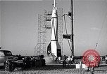 Standbild amerikanischen V2-Rakete Cocoa Florida USA, 1950, aus Sekunde 36 historischem Filmmaterial Videoclip 65675040235